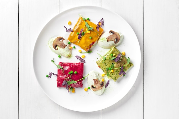 Talerz z kolorowym daniem